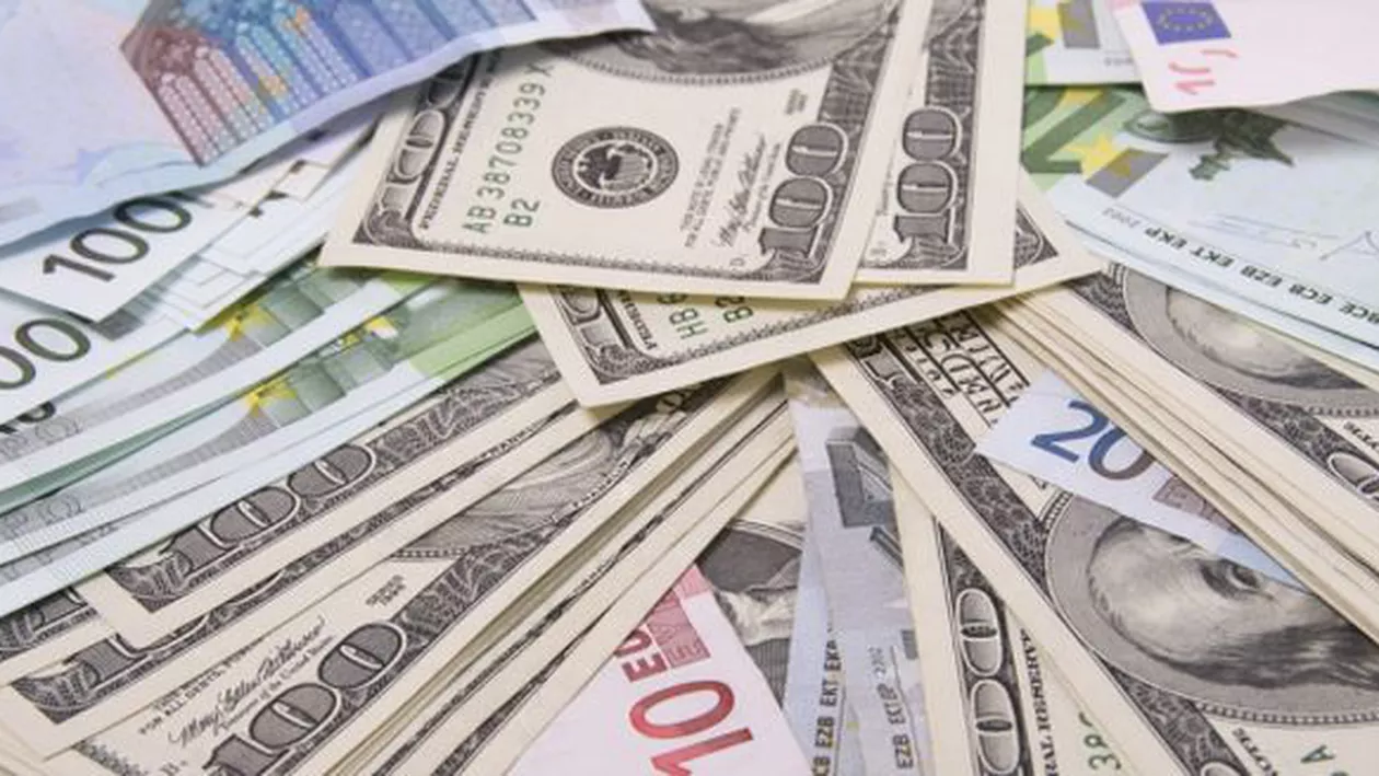 Euro sare din nou de pragul de 4,5 lei, iar dolarul trece de 4 lei (VIDEO)