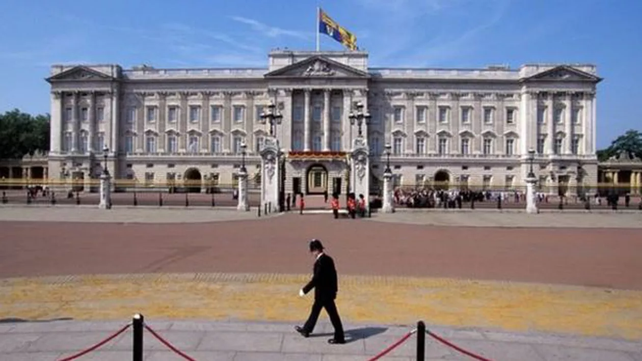 Un bărbat a fost arestat după ce a escaladat gardul Palatului Buckingham