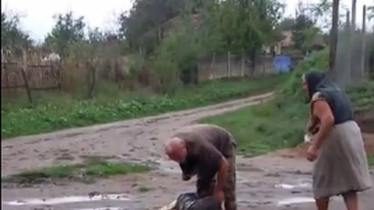 Imagini șocante în Oltenia! Un tânăr, bătut și aruncat în noroi de un bătrân (FOTO, VIDEO)