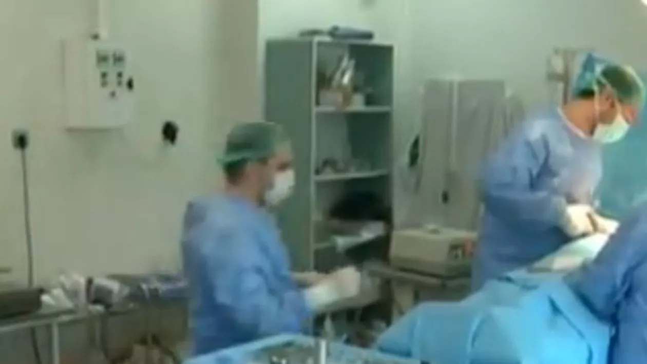 Calvarul unui tânăr "mâncat" de infecții nosocomiale luate din spital: Bărbatul a rămas infirm pe viață, iar medicii nu recunosc nimic (VIDEO)