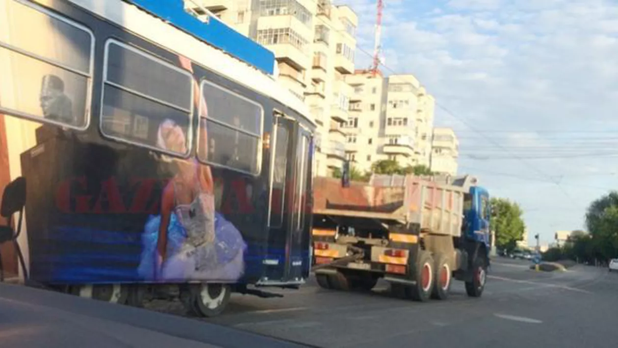 Tramvaie modernizate cu zeci de mii de euro, tractate camioane prin centrul Craiovei (FOTO)