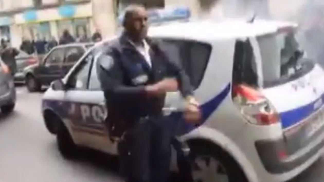 Scene violente pe străzile din Paris: Un polițist este bătut cu un cablu (VIDEO)