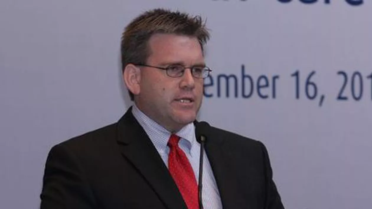 Însărcinatul cu afaceri al Ambasadei SUA: Pentru a-şi îmbunătăţi mediul de afaceri, România trebuie să-şi simplifice procesul birocratic