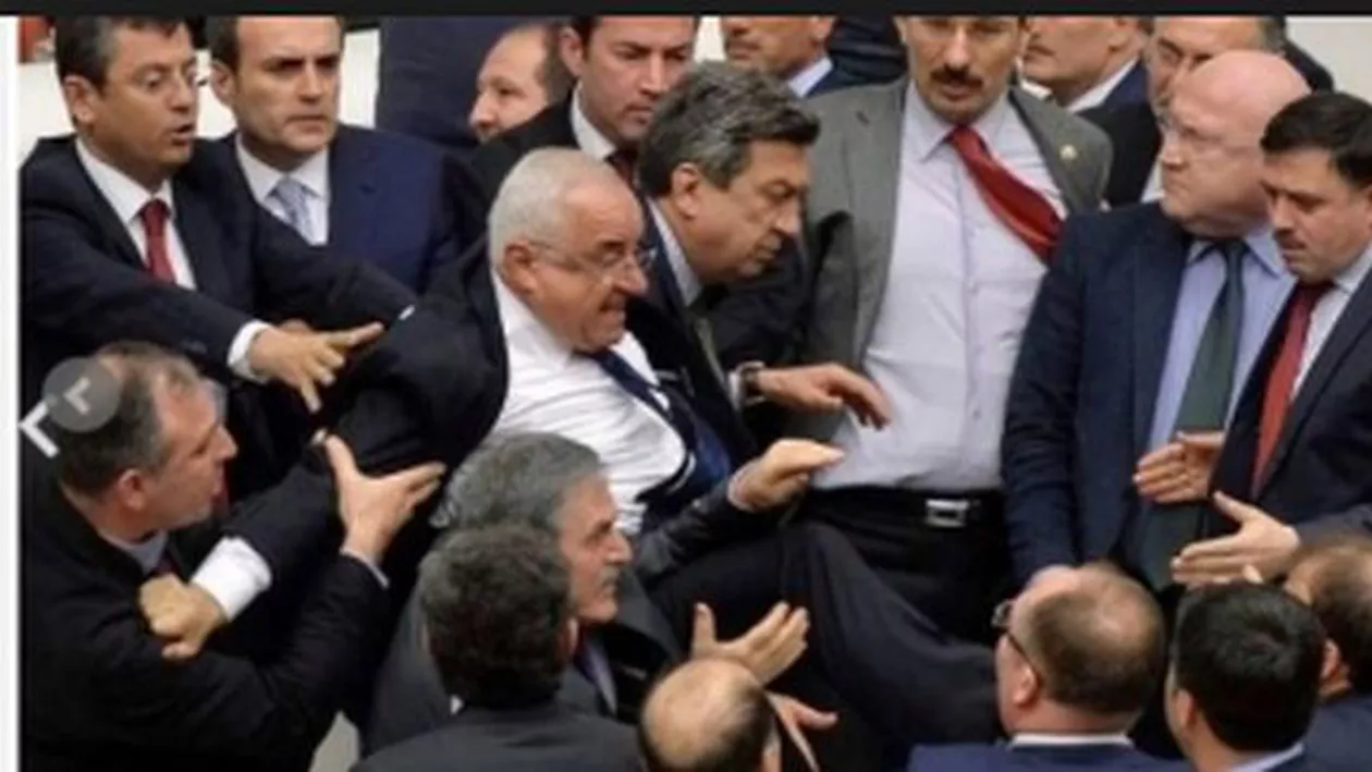 Parlamentul turc a votat pentru ridicarea imunității a peste 130 de membri