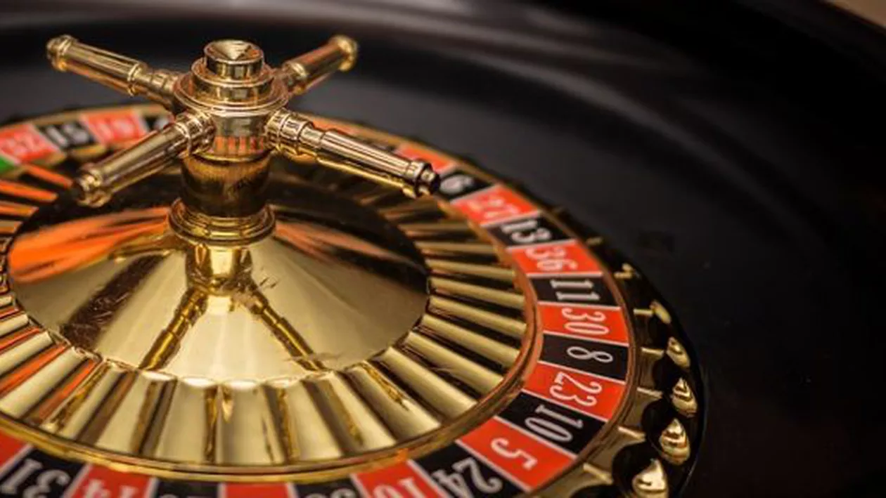 Jaf la un cazino din Pitești: Un bărbat furat 500 de lei din local. Polițiștii sunt pe urmele lui (VIDEO)