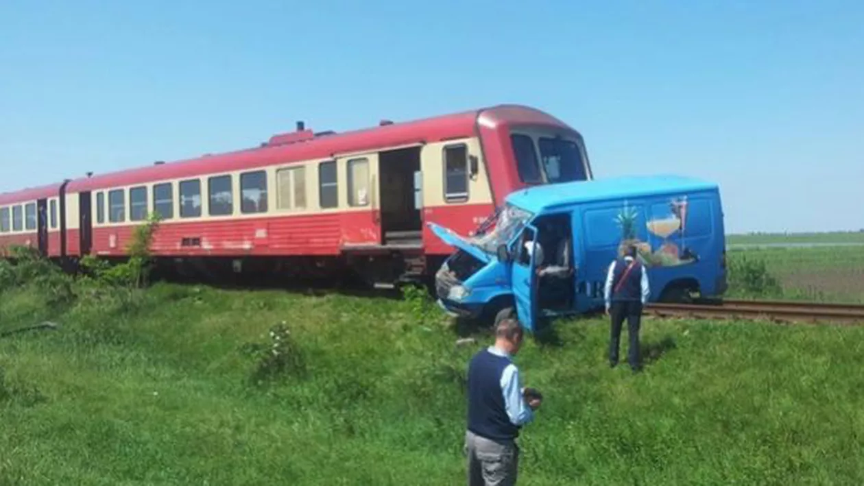 Șoferul unui microbuz, în stare gravă la spital. Mașina în care se afla a fost lovită de un tren