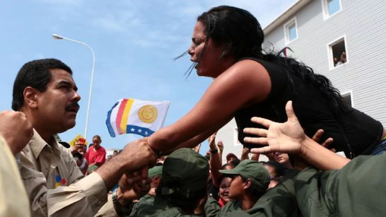 Caz șocant în Venezuela: Un bărbat a fost bătut crunt și apoi ars de viu după ce a furat 5 dolari (VIDEO)