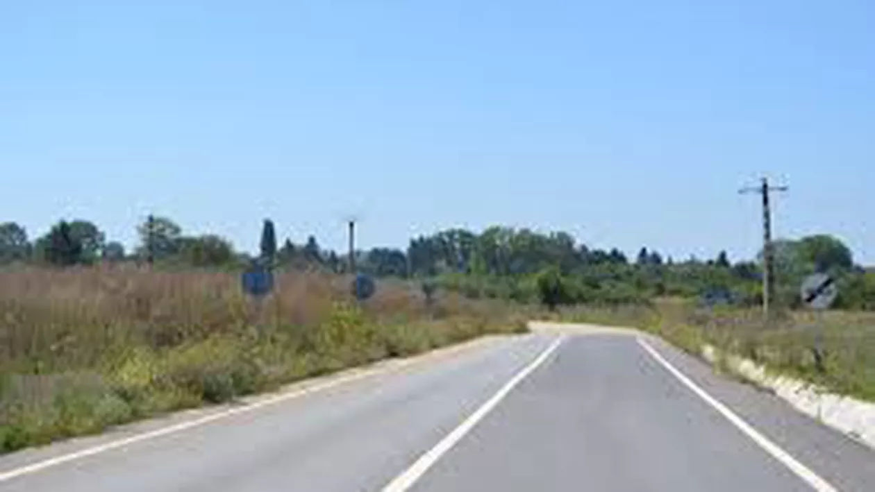 Asfaltare în bătaie de joc. Ce au făcut muncitorii pe un drum din Timiș este revoltător (FOTO)
