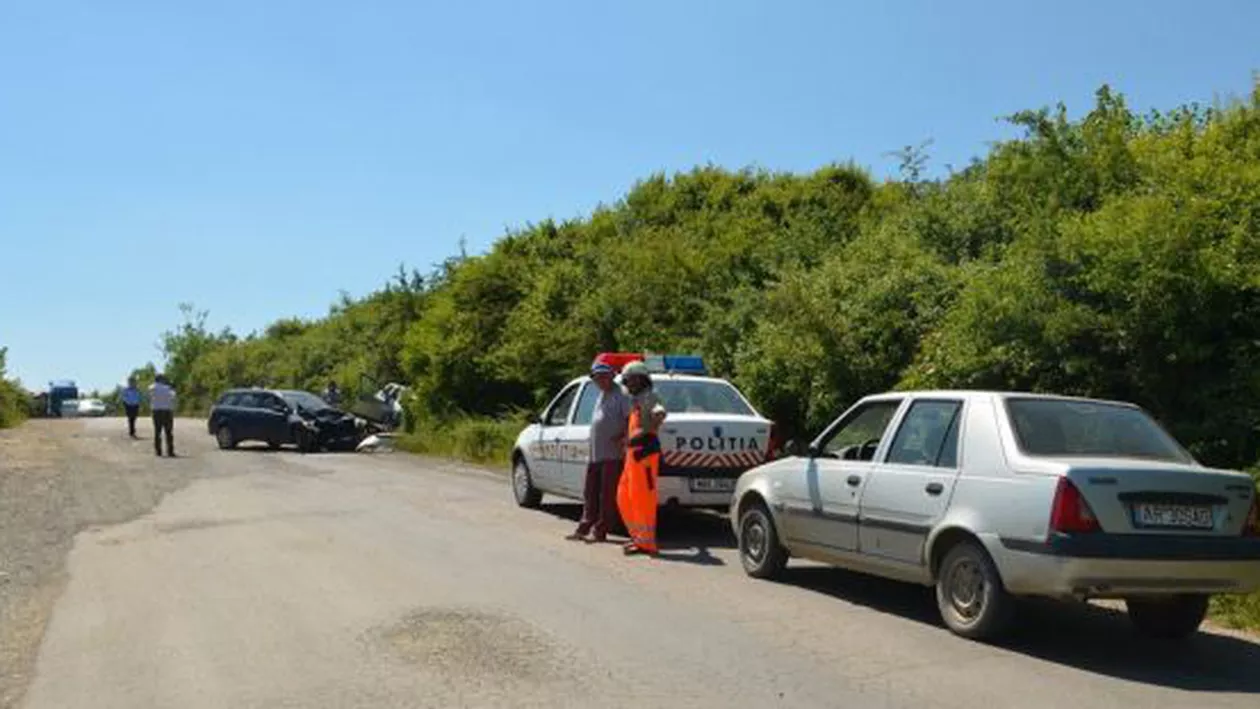 Accident auto în județul Arad. Totul a fost provocat de..o groapă