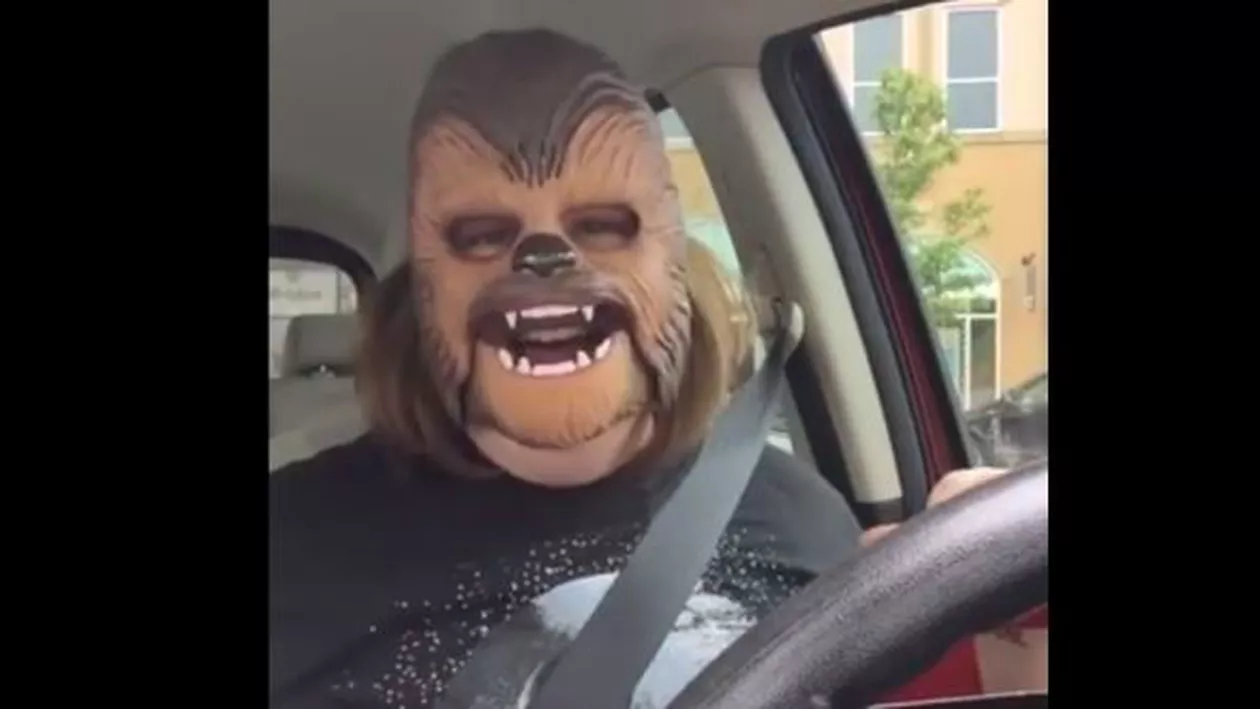 O femeie din SUA costumată în personajul Chewbacca face furori pe internet (VIDEO)