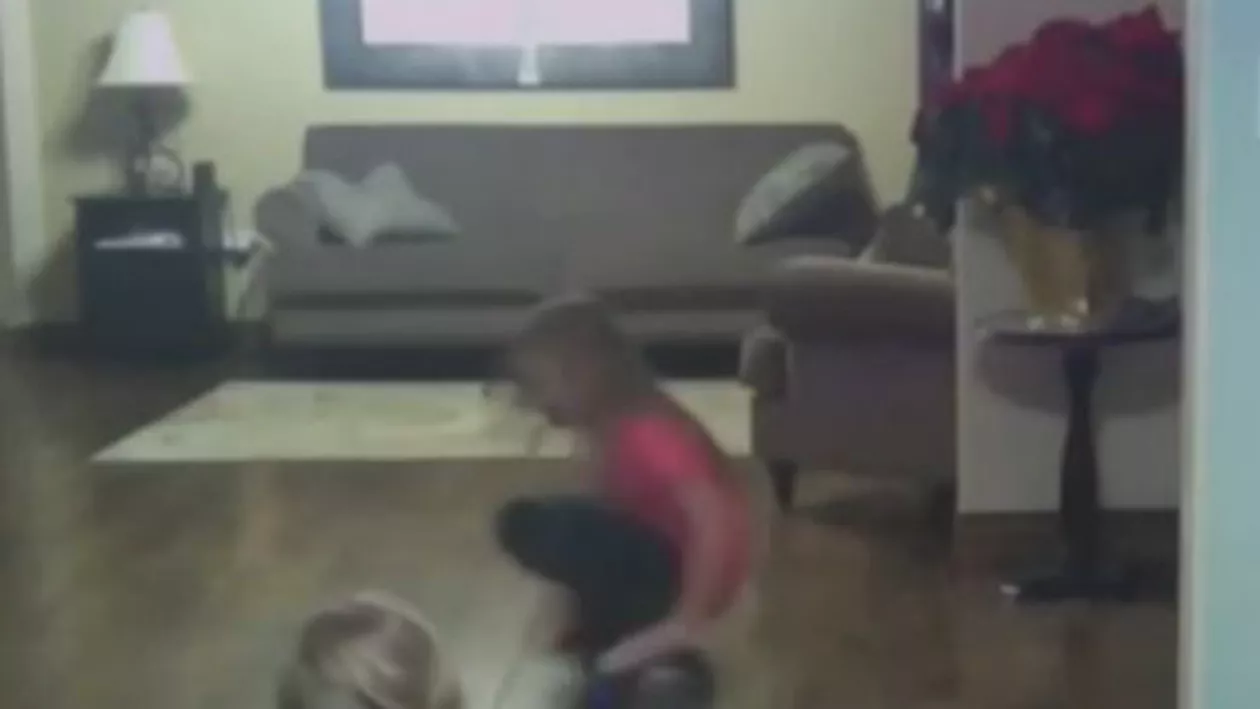 Tehnologie periculoasă! O fetiță s-a izbit cu un hoverboard de un zid după ce sora sa nu a ajutat-o (VIDEO)