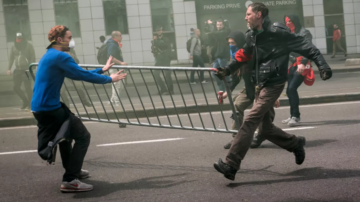 Proteste violente la Bruxelles! Poliția a făcut  poliția a făcut uz de tunui cu apă contra a 100 de sangdalagii (FOTO, VIDEO)