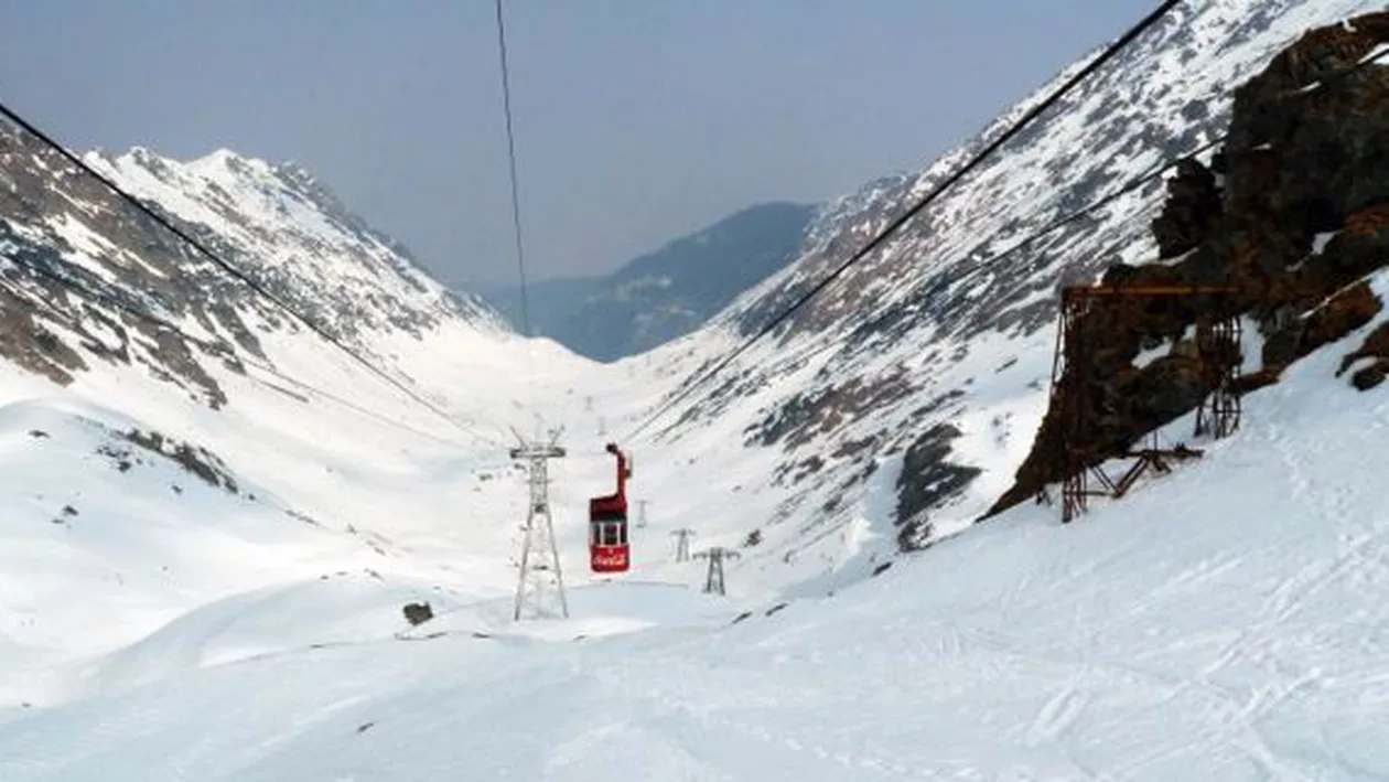 La Bâlea Lac iarna nu dă semne că vrea să lase loc sezonului cald: Stratul de zăpadă măsoară în continuare aproape 80 de centimetri (VIDEO)