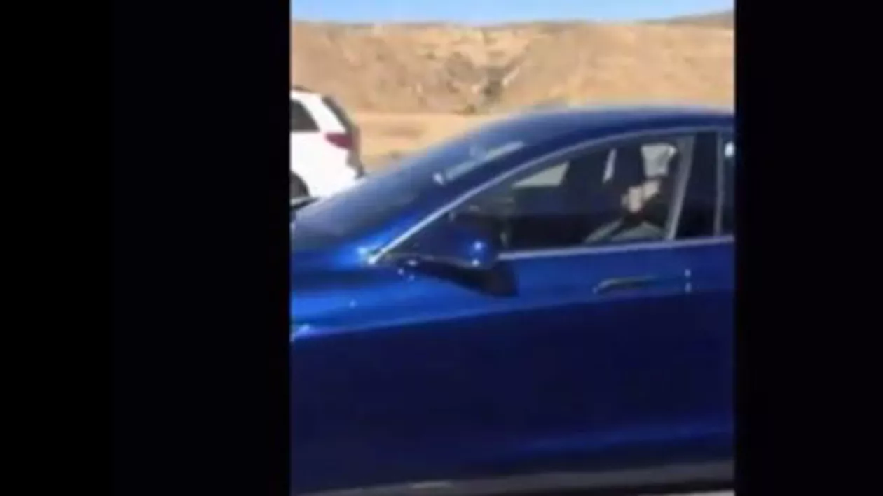 Inconștiență la volan! Un bărbat, surprins în timp ce dormea la volanul unui Tesla cu autopilotul pornit (VIDEO)