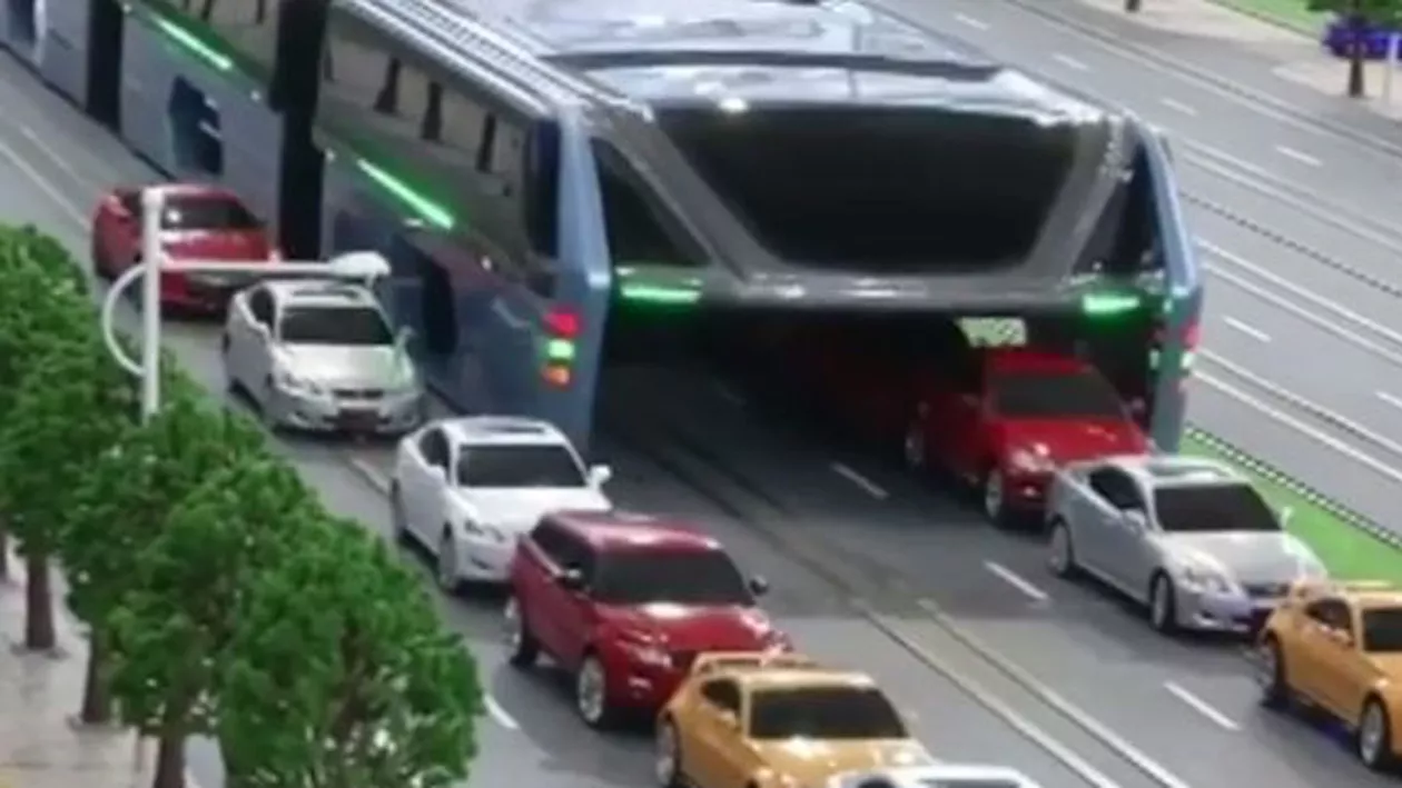 Chinezii revoluționează transportul în comun: Cel mai nou model de autobuz va permite mașinilor să circule pe sub el (VIDEO)