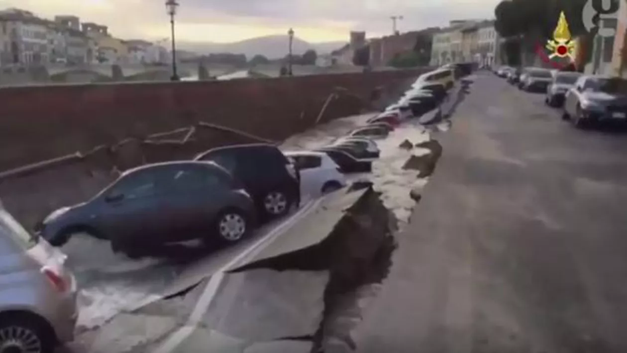 O parte a cheiului fluviului Arno din Florența s-a rupt, aproximativ 20 de mașini prăbușindu-se odată cu acesta (VIDEO)