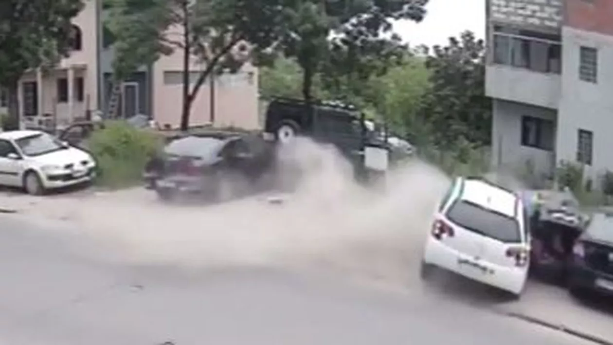 Imagini teribile surprinse în Craiova. Un șofer de 18 ani s-a răsturnat cu mașina pe trotuar. O persoană și-a pierdut viața (VIDEO)