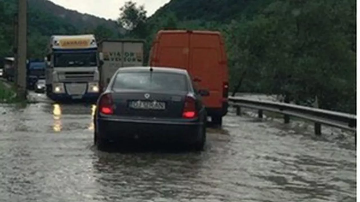 Cod portocaliu de inundații: Oltul și-a ieșit din matcă (VIDEO)