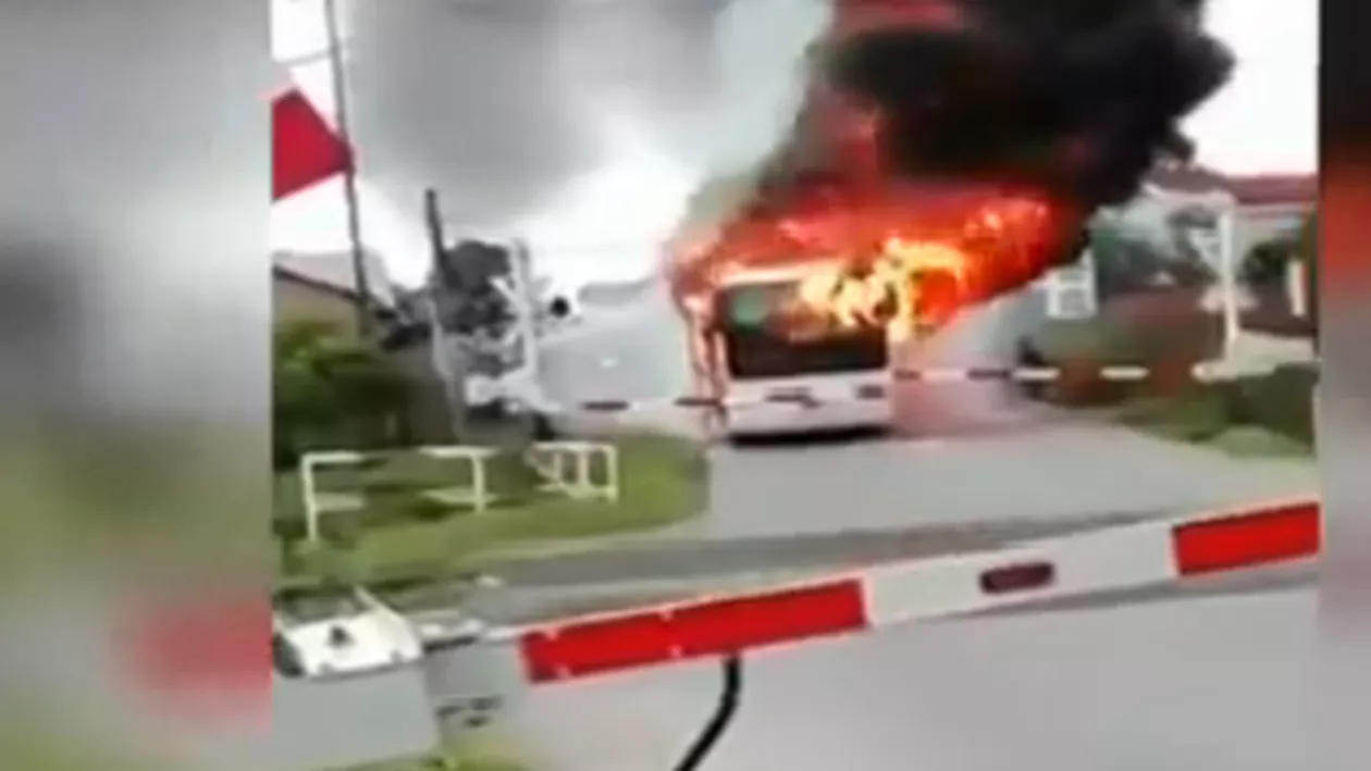 Un autobuz plin cu navetişti a luat foc în trafic. Călătorii și șoferul au coborât la timp (VIDEO)