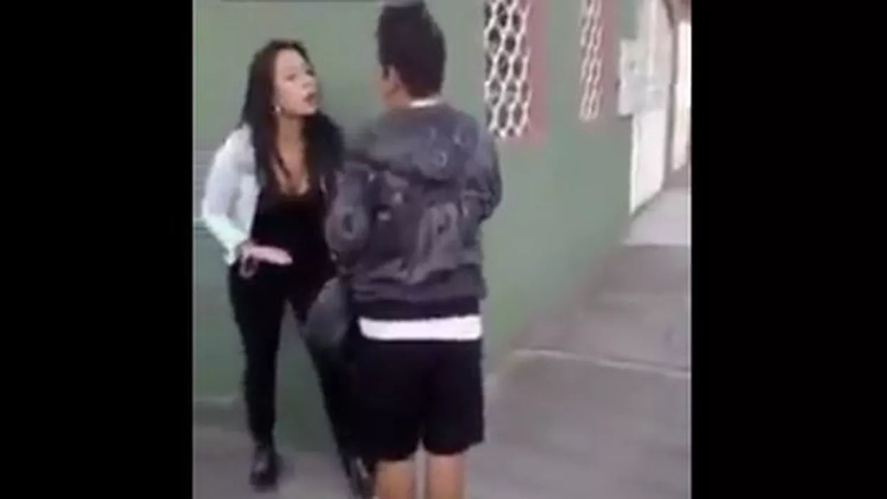 O tânără l-a umilit pe hoțul care a încercat să o jefuiască. Femeia l-a apucat de păr și i-a ordonat să se dezbrace (VIDEO)