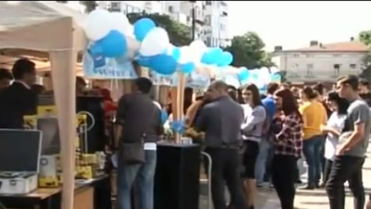 „Studenţii noştri pot mai mult": Cursanții din Craiova și-au etalat cercetările într-o expoziție stradală (VIDEO)