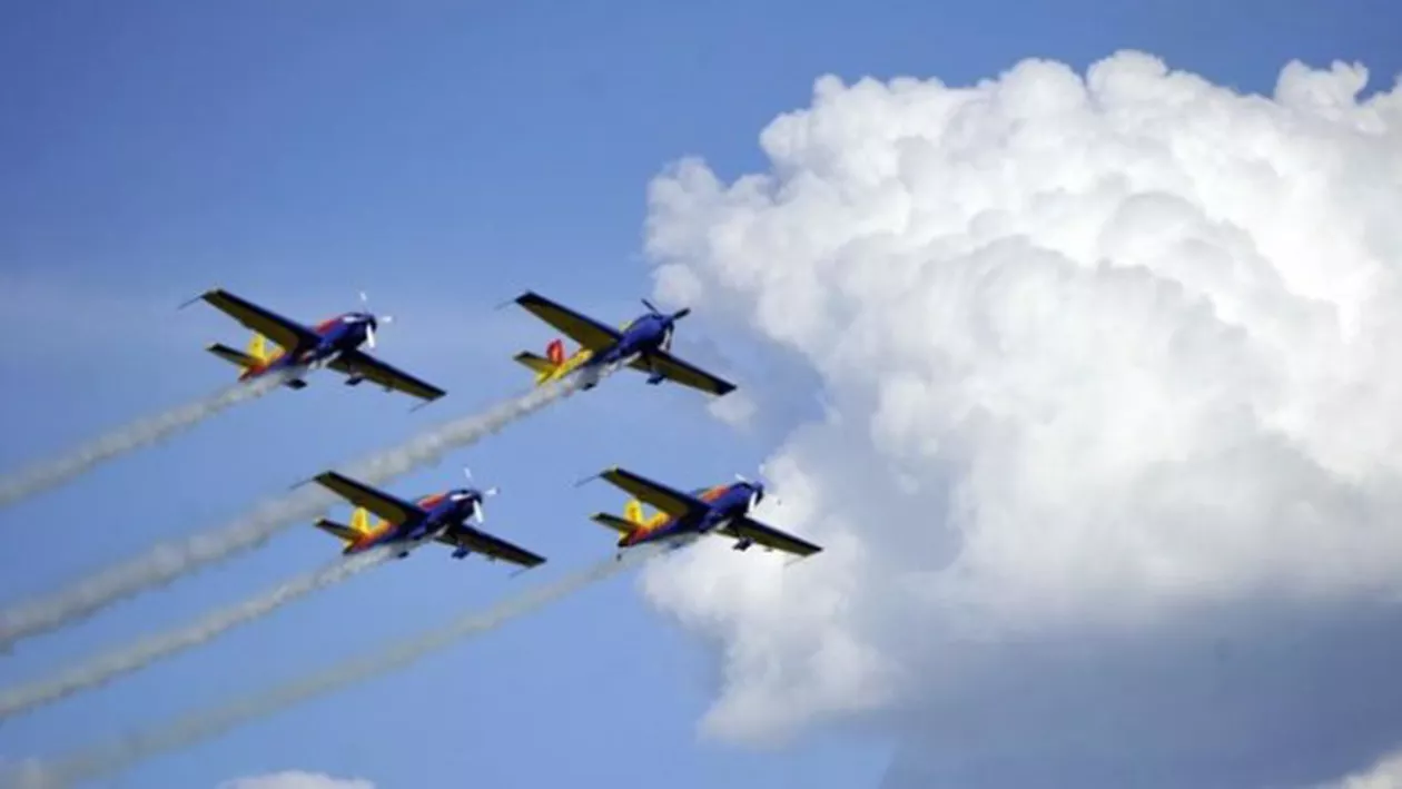 Spectacol aviatic la Clinceni. Acrobațiile i-au ținut cu sufletul la gură pe cei prezenți (VIDEO)