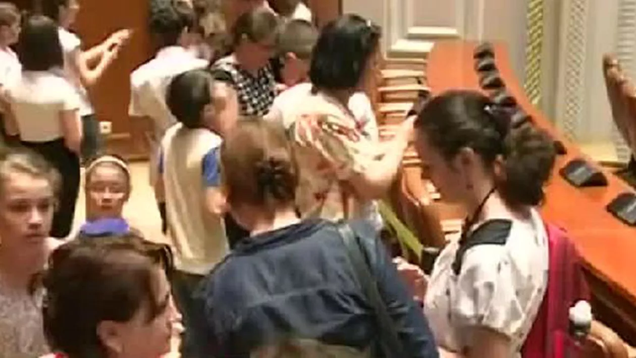 Fără secrete! Ușile Palatului Parlamentului, deschise celor mici (VIDEO)