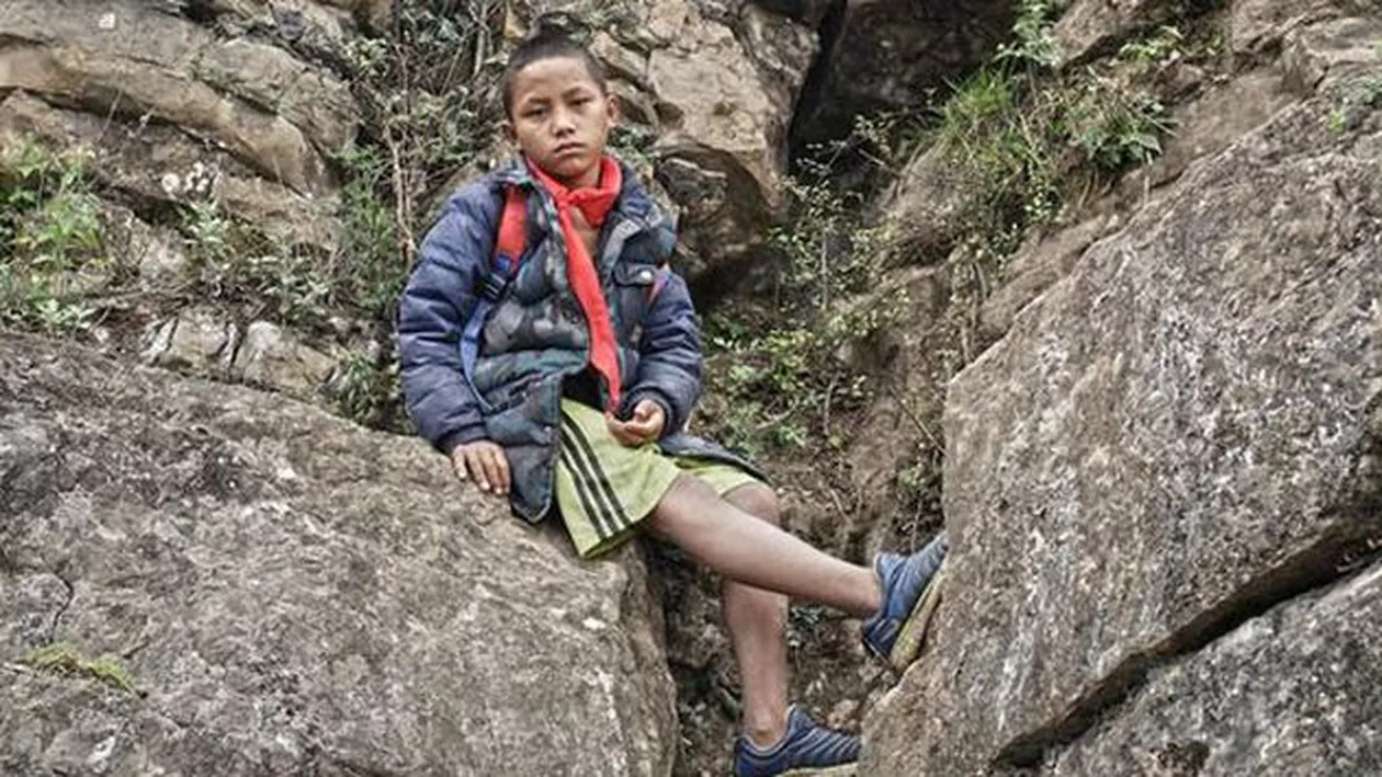 Cel mai înfiorător drum spre școală. Un grup de copii, nevoiți să escaladeze o stâncă de 800 de metri pentru a-și accesa dreptul la educație (VIDEO)