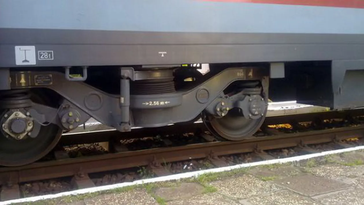 O tânără jurnalistă s-a sinucis, aruncându-se în fața unui tren. Femeia avea un copil de 10 ani