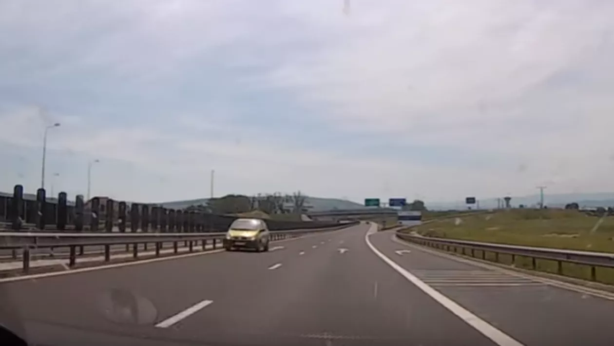 Un șofer a fost surprins în timp ce circula pe contrasens pe autostrada A1 (VIDEO)