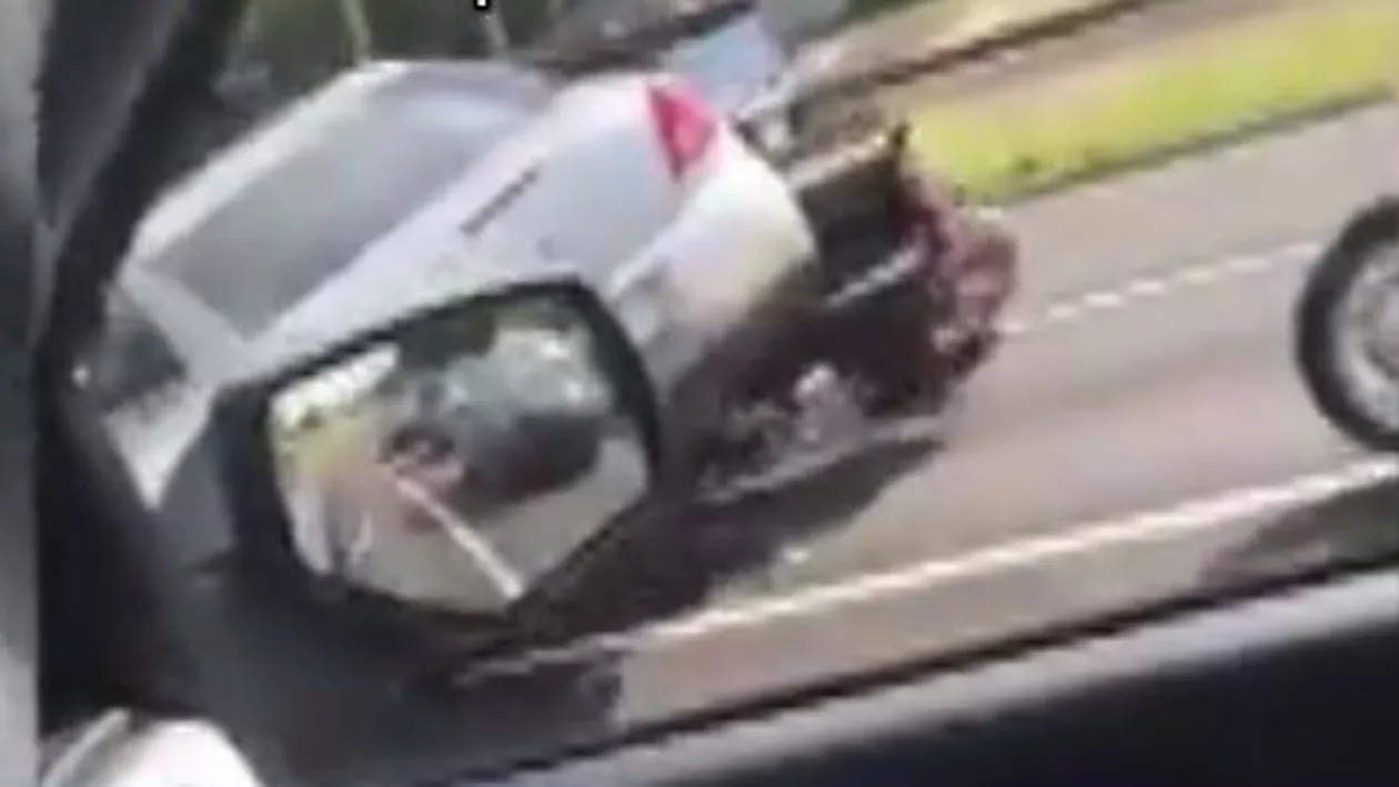 Un șofer a dat intenționat cu mașina peste o motocicletă ce îl deranjase în trafic (VIDEO)