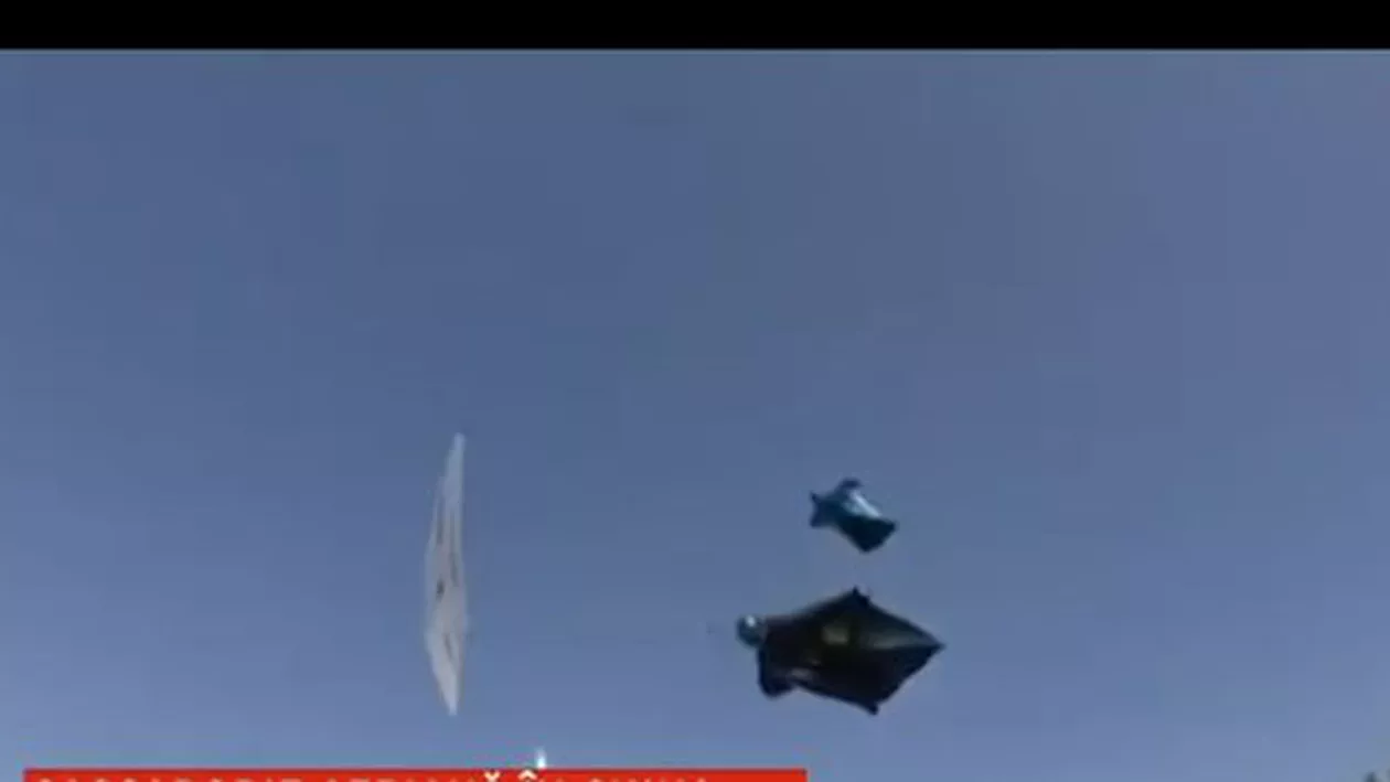 Cascadorie impresionantă: Cum a reușit un bărbat îmbrăcat într-un costum înaripat să zboare pe deasupra Marelui Zid Chinezesc (VIDEO)