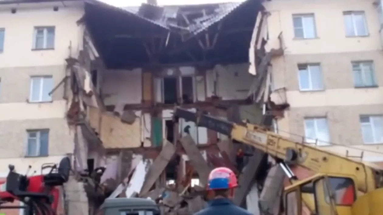 Un bloc de apartamente s-a prăbușit într-o localitate din Rusia. Cel puțin o persoană a murit (VIDEO)