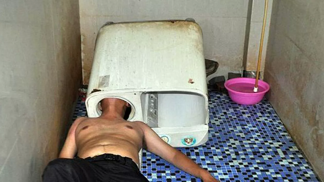 Accident tragi-comic în China. Un bărbat și-a prins capul în cuva mașinii de spălat pe care încerca să o repare (FOTO)