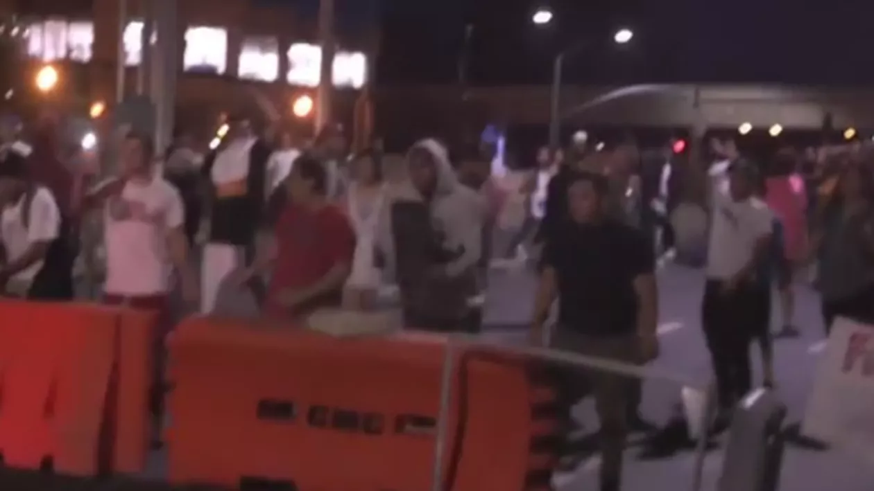 Confruntări violente în SUA: Peste o mie de contestatari ai lui Donald Trump i-au atacat pe susținătorii magdatului (VIDEO)