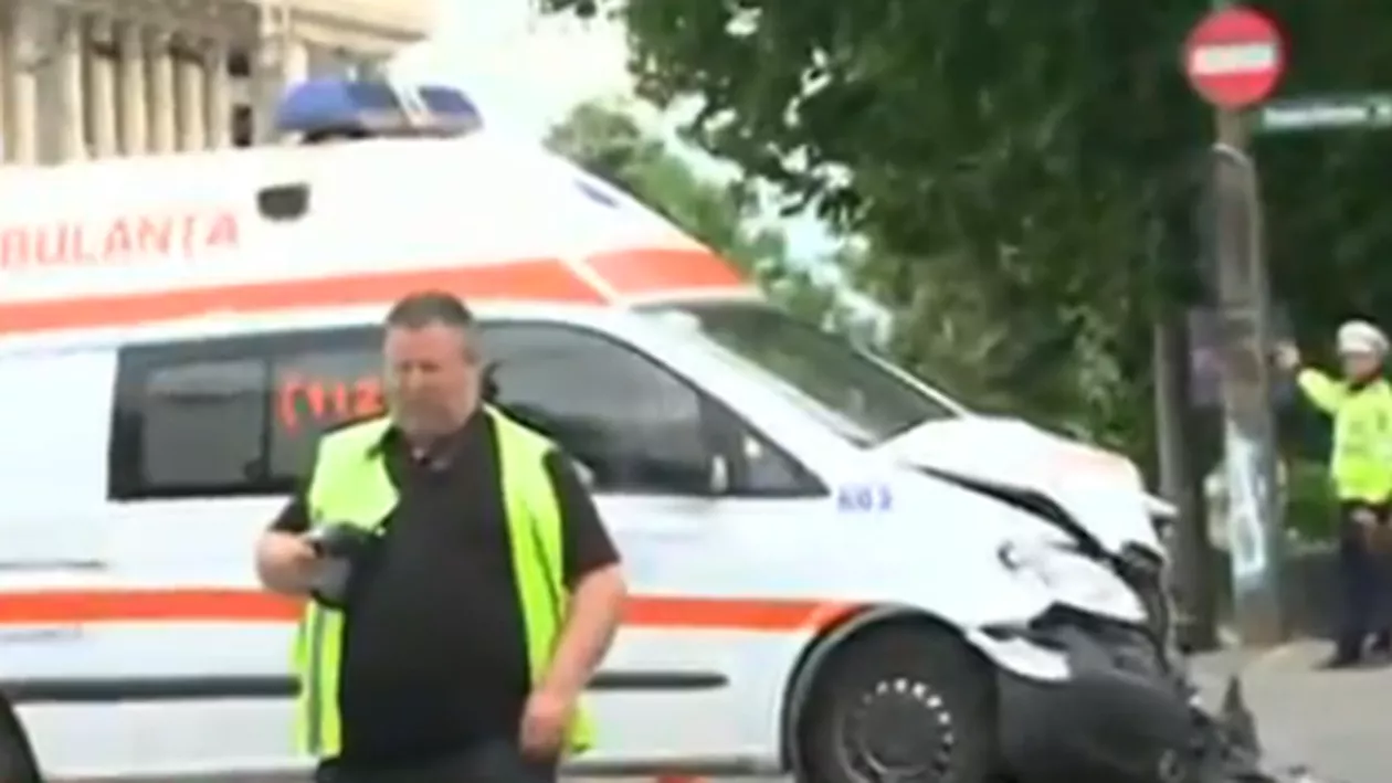 O ambulanță a fost implicată într-un accident în Capitală. Șoferul unei mașini nu i-a acordat prioritate (VIDEO)