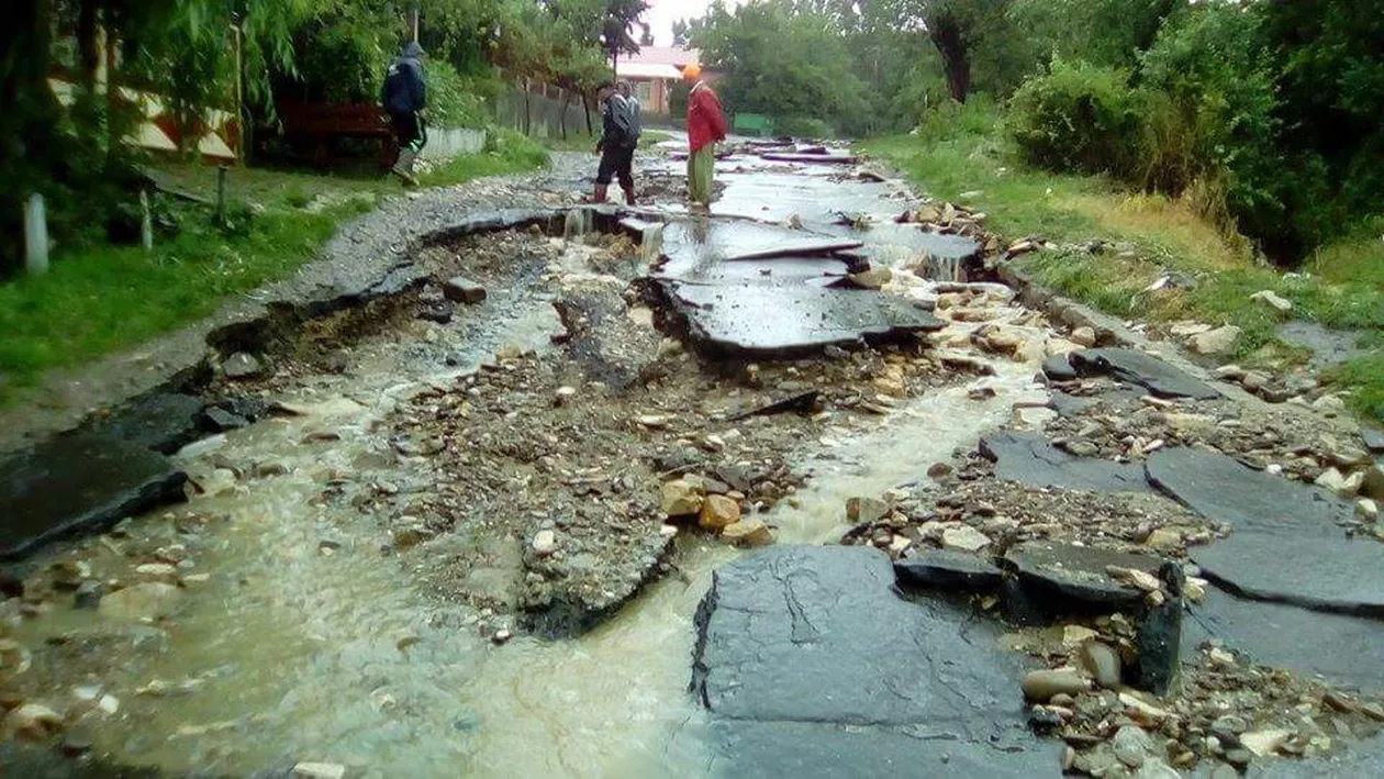 Inundații devastatoare în Buzău! 25 de gospodării au fost afectate de ape