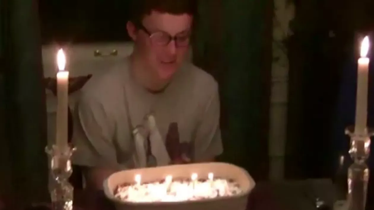 Un pericol de care uită majoritatea oamenilor la aniversări. Ce a pățit un băiat când a suflat în lumânări (FOTO, VIDEO)
