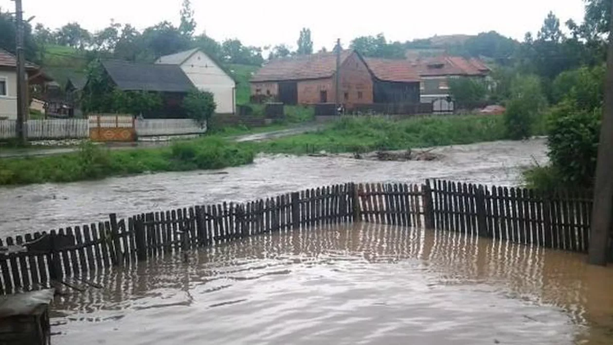 Județul Alba, cucerit de ape. Zeci de gospodării au fost inundate (VIDEO)