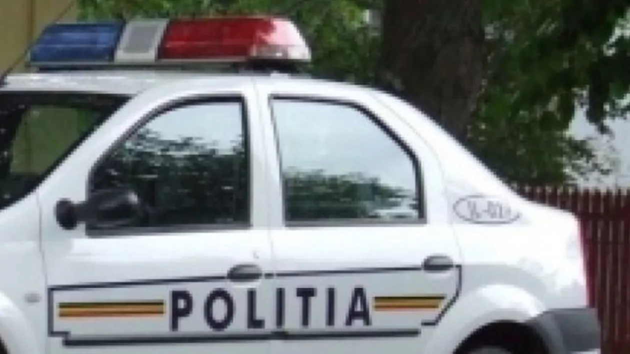 Mașină de poliție incendiată: Atac cu un cocktail molotov (VIDEO)