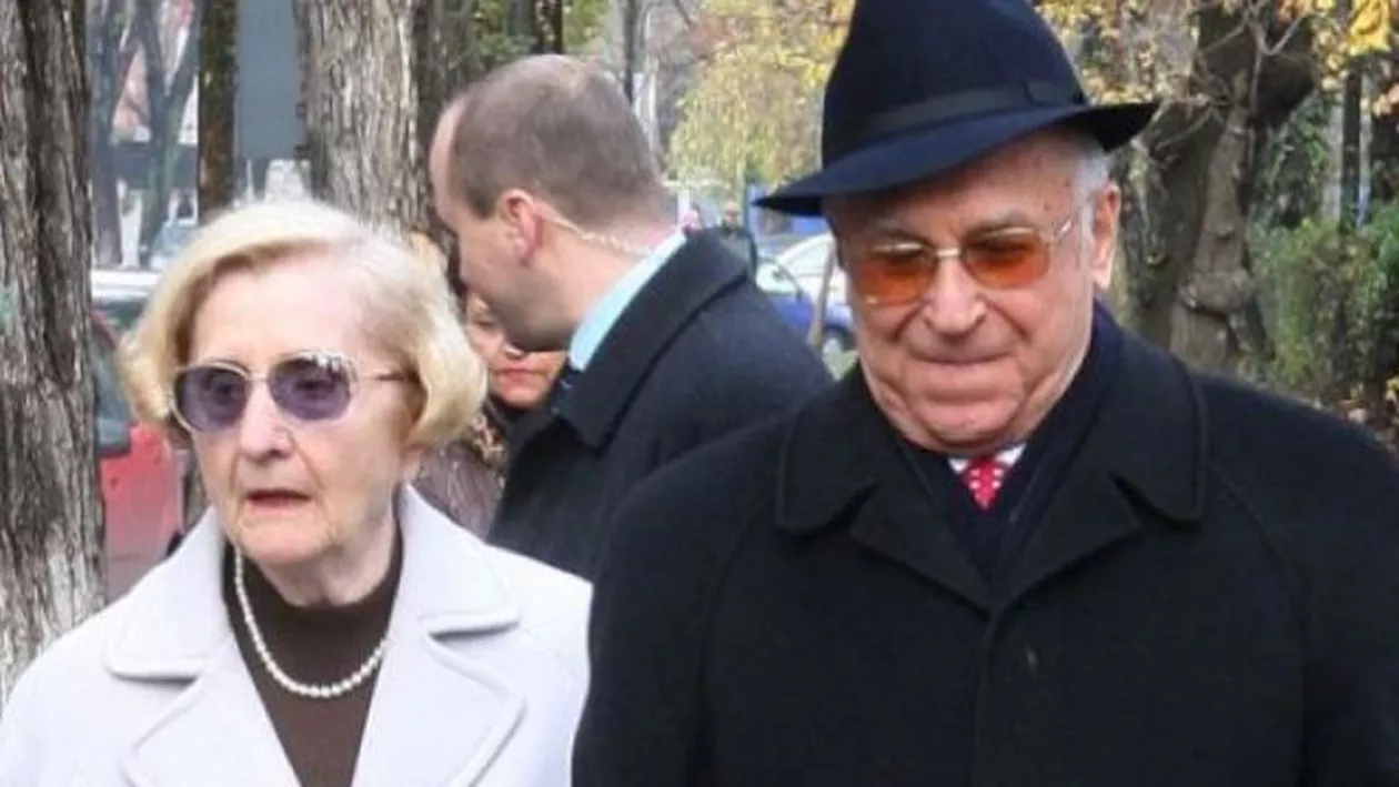 Nina Iliescu, ajutată de SPP-iști să se deplaseze: Nu este pentru prima dată când fosta Primă Doamnă are probleme grave de sănătate (FOTO)