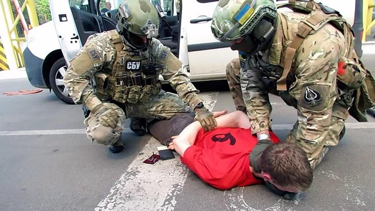 Momentul în care teroristul francez a fost prins în Ucraina de către forțele speciale. Imagini cu arsenalul care putea porni un război (VIDEO)