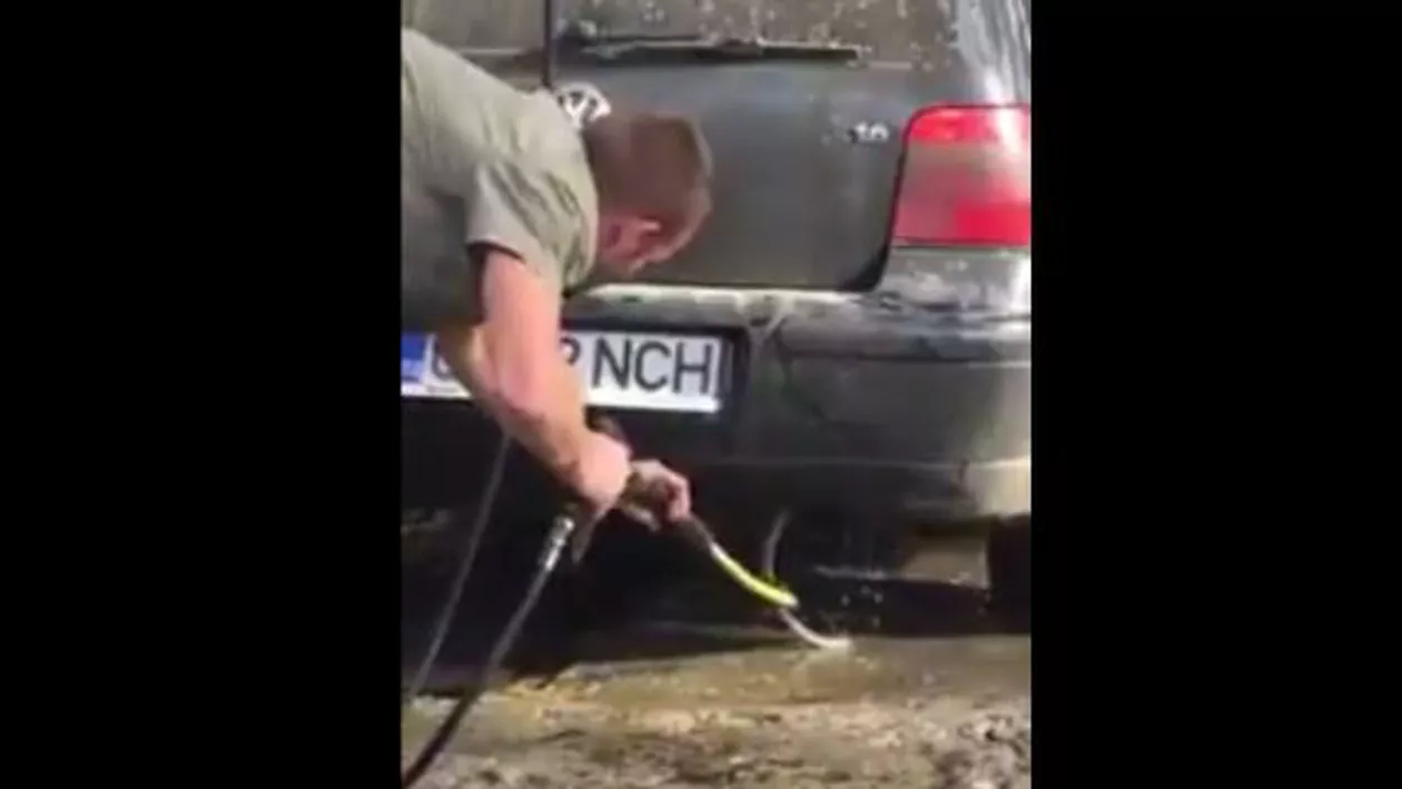 Pericol în trafic! Ce a găsit un șofer în propriul autoturism (VIDEO)