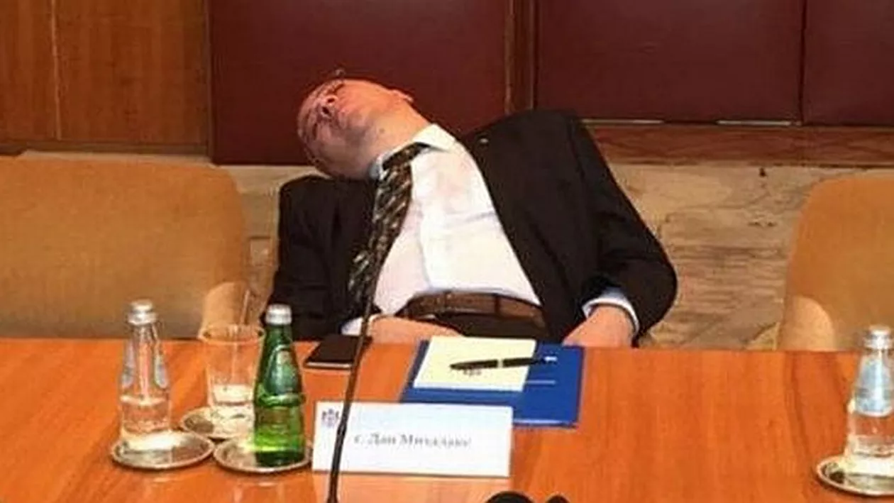 Iohannis şi MRU s-au certat din cauza lui Mihalache: Şeful SIE, arătat cu degetul în cazul pozelor cu şeful Cancelariei dormind tolănit într-o reuniune oficială (FOTO)
