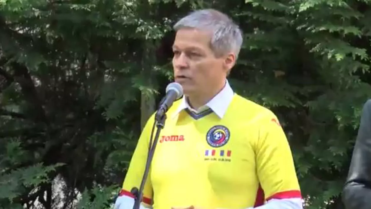 Dacian Cioloș, în tricoul naționalei, la Paris: Un premier poate vorbi ore în șir despre evoluția țării, dar pentru echipa de fotbal este suficient să câștige un meci împotriva Franței și România va fi deja mult mai cunoscută (VIDEO)
