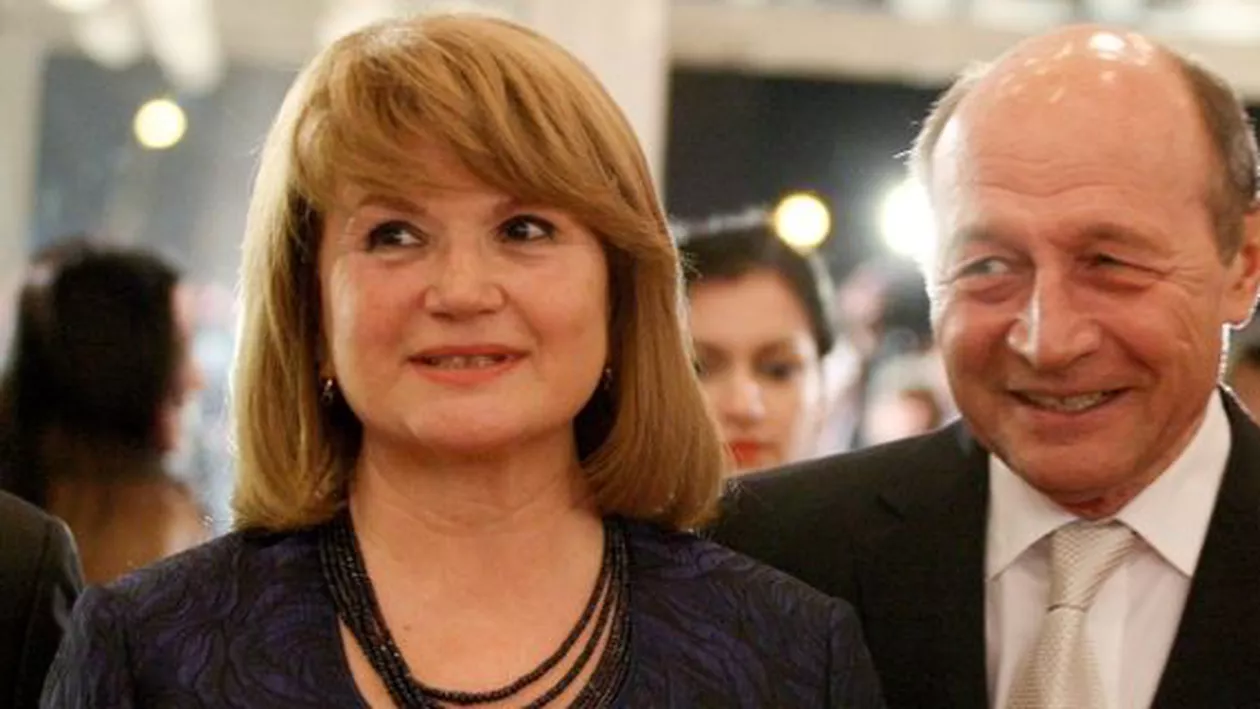 Președintele Nicolae Timofti a semnat decretul prin care acordă cetățenia Republicii Moldova lui Traian Băsescu și soției sale