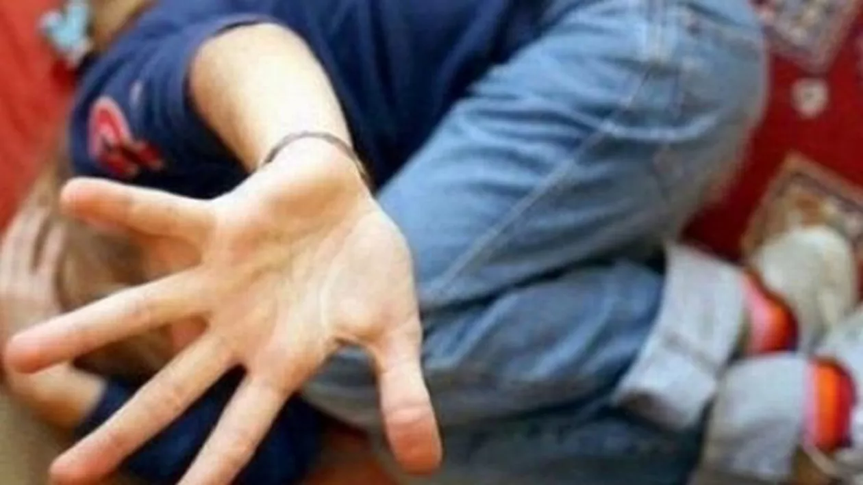Dascăl acuzat de violență în Vaslui. Un copil de 9 ani, la Urgență de două ori în 3 zile, după ce a fost snopit în bătaie (VIDEO)