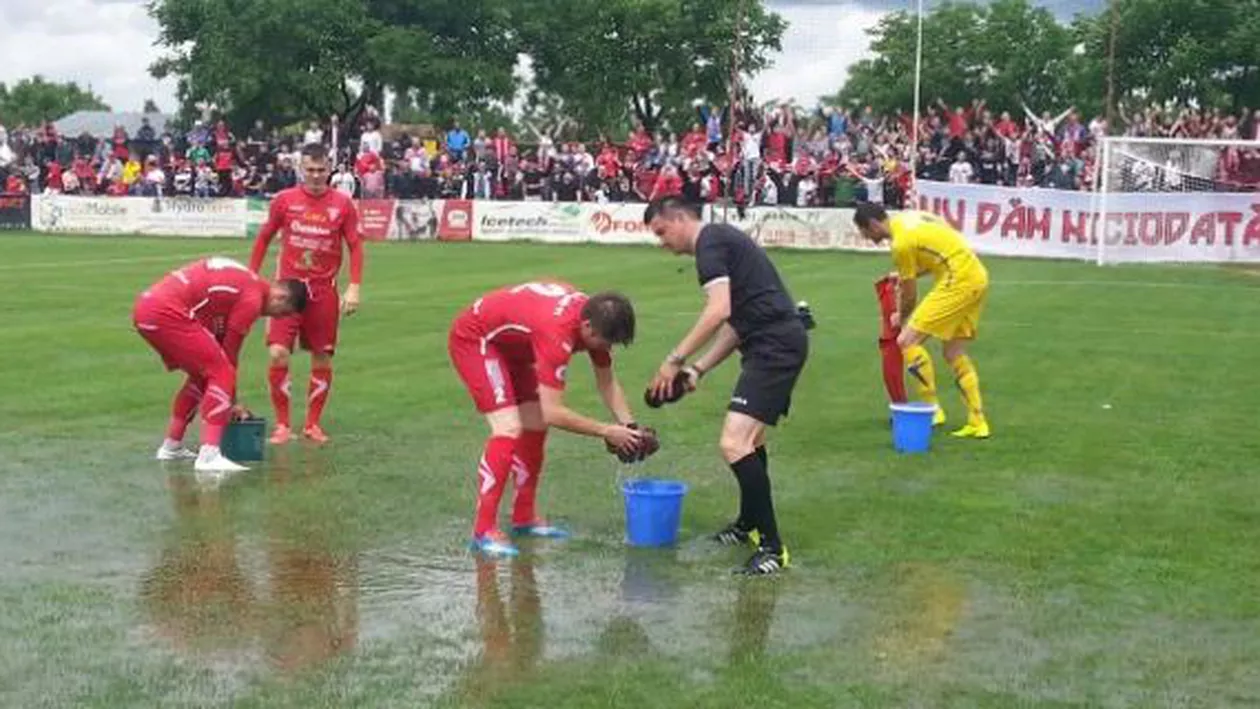 Scene penibile la meciul dintre UTA şi FC Voluntari: După o ploaie torențială, organizatorii au folosit prosoape pentru a scoate apa de pe teren (FOTO, VIDEO)