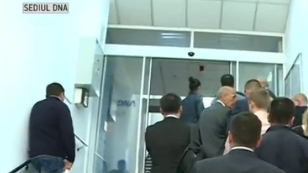 Imaginea zilei vine de la DNA: Demnitari încolonați, la propriu, pe treptele instituției (FOTO, VIDEO)