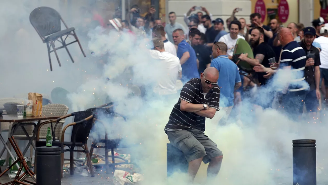 Campionatul European al luptelor de stradă: Imagini de o violenţă rară cu bătăile dintre suporteri în marile oraşe din Franţa (VIDEO)